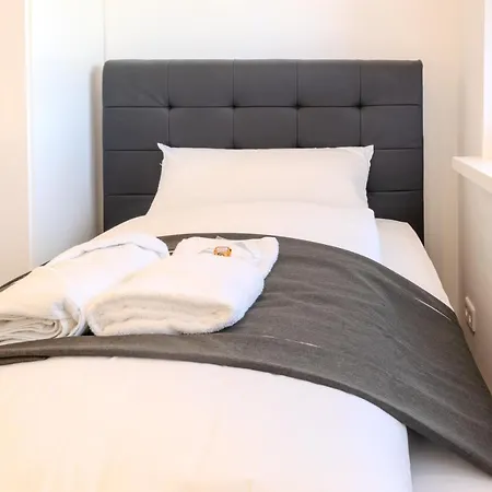 Premium Zuhause - Seeblick, Balkon, Pool & Seepromonade *