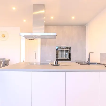 Premium Zuhause - Seeblick, Balkon, Pool & Seepromonade