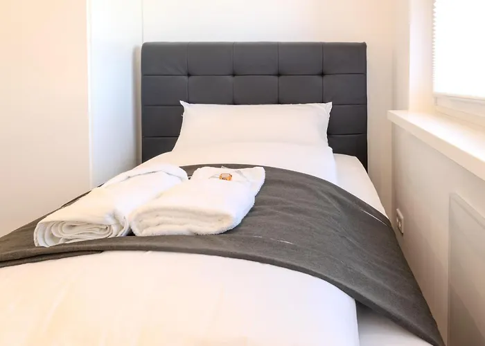 Premium Zuhause - Seeblick, Balkon, Pool & Seepromonade *